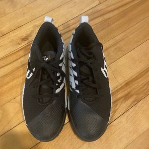 Nike basketball shoes sz 5y